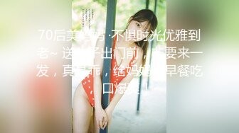 商场女厕全景偷拍 戴工牌的美女 尿完尿反复使劲的擦逼 也不怕擦秃噜皮了