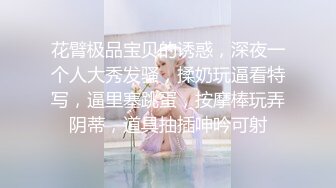 卧槽 这年轻人！妹子在大街上裸奔 嘴里还一直嚷着：“活着 我要活着”  街头的吃瓜群众已看懵