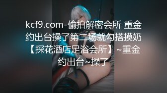 颜值不错的少妇乖巧听话床上躺着让大哥玩逼诱惑，深喉大鸡巴主动上位抽插，让大哥压在身下爆草，浪叫呻吟